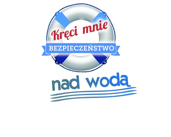 Logotyp akcji przedstawiający białe koło ratownicze z niebieskimi elementami w poprzek którego, ukośnie ku górze, czerwonymi literami wpisano słowa „Kręci mnie”, a poniżej na niebieskim tle białymi literami wpisano słowo „Bezpieczeństwo”. Poniżej opisanego logotypu znajdują się wypisane niebieskim kolorem słowa „nad wodą”, które podkreślone są trzema falistymi kreskami imitującymi fale wody.