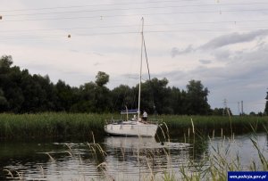 Łódź żaglowa na rzece