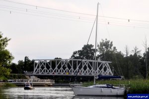 Miejsce zdarzenia. Na pierwszym planie widoczna łódź żaglowa, z tyłu most i łódka