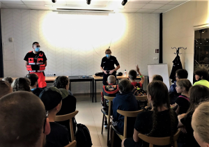 Policjantka wraz z ratownikiem medycznym spotkała się z grupą dzieci podczas, którego przekazali informację na temat bezpieczeństwa nad wodą.