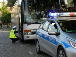 policjant przy autobusie