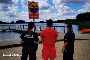 kontrole kąpielisk przez ratownika, policjantkę i strażnika miejskiego