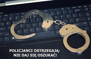 Klawiatura komputera i napis POLICJANCI OSTRZEGAJĄ NIE DAJ SIĘ OSZUKAĆ