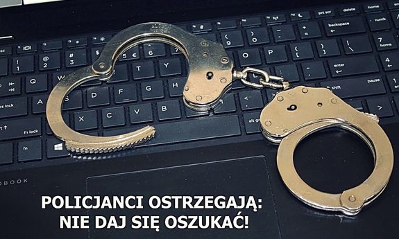 Klawiatura komputera i napis POLICJANCI OSTRZEGAJĄ NIE DAJ SIĘ OSZUKAĆ