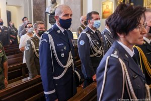 Zastępca Komendanta Głównego Policji nadinsp. Roman Kuster podczas mszy świętej w katedrze