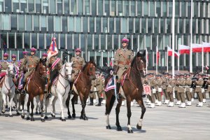 uroczysta parada Wojska Polskiego (oddział konny) na Placu Piłsudskiego w Warszawie