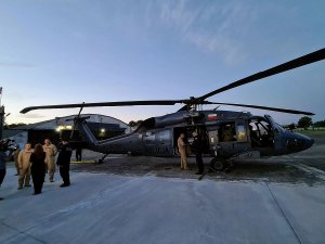 Black Hawk  i policyjni lotnicy na płycie lotniska