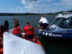 widok na jezioro, po której pływają łódki.