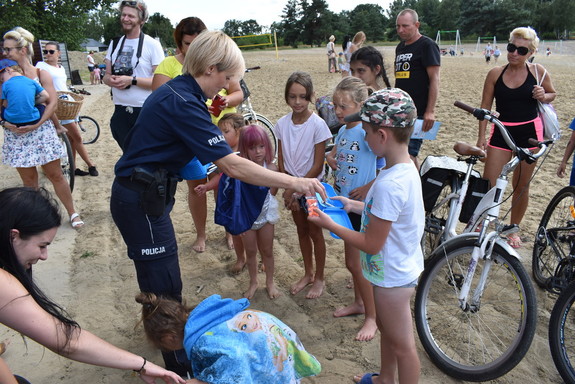 policjantka podczas pikniku z dziećmi rozmawia o bezpieczeństwie