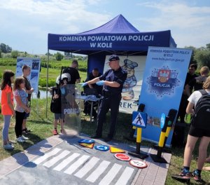 policjanci podczas pikniku z młodzieżą