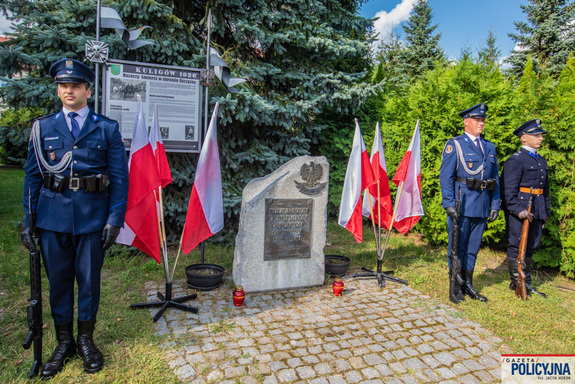 warta honorowa pod tablicą upamiętniającą udział polskich policjantów w walkach z bolszewikami w 1920 r.