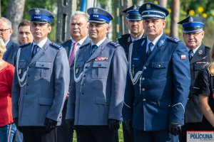 reprezentacja polskiej Policji przed tablicą upamiętniającą udział polskich policjantów w walkach z bolszewikami w 1920 r.