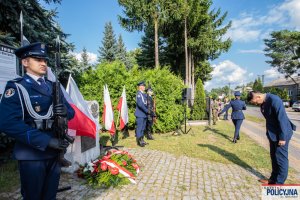 oddanie czci przez delegata przed tablicą upamiętniającą udział polskich policjantów w walkach z bolszewikami w 1920 r.