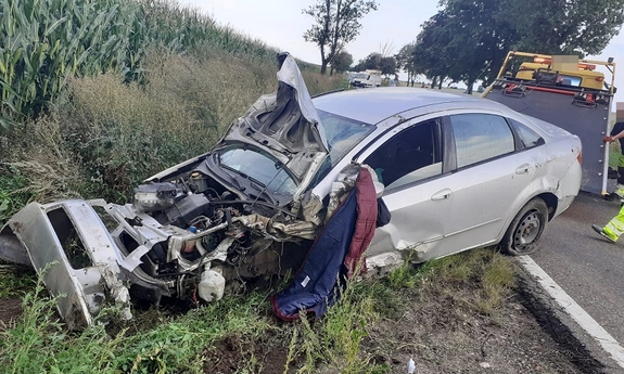 Na zdjęciu widać pojazd uszkodzony w zdarzeniu drogowym