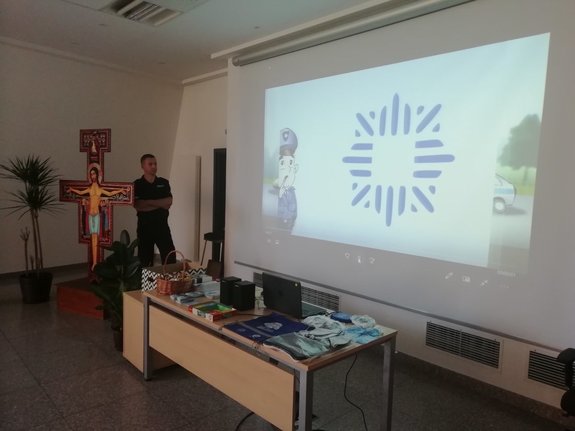 policjanci podczas prelekcji dla dzieci rozmawiali o bezpieczeństwie
