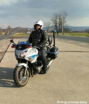 Policjant w mundurze na motocyklu