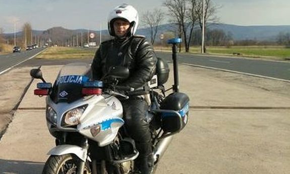 Policjant w mundurze na motocyklu