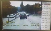 zdjęcie z ekranu wideorejestratora przedstawia samochód przekraczający prędkość