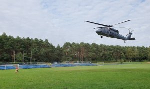 policyjny Black Hawk ląduje na lądowisku trawiastym