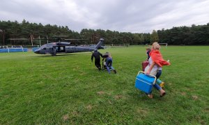 ratownicy biegną w kierunku policyjnego Black Hawka