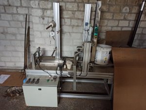 pomieszczenie z linią produkcyjną papierosów, maszyna do foliowania paczek papierosów