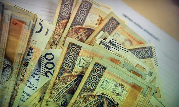 banknoty leżące na dokumentach