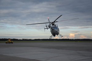 Śmigłowiec unoszący się nad płytą lądowiska, widok z tyłu.