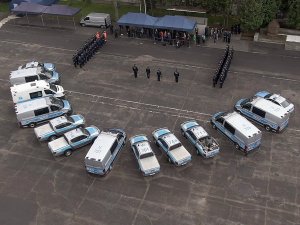 widok z drona podczas odprawy KGP i szefa MSWiA z policjantami wyjeżdzającymi na Litwę