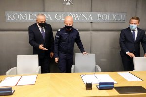 2. podpisanie porozumienia KGP z GIOŚ, gen. insp. Jarosław Szymczyk, p.o. Głównego Inspektora Ochrony Środowiska Marek Chibowski i sekretarz stanu w MKiŚ Jacek Ozdoba