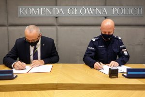 Gen. insp. Jarosław Szymczyk, p.o. Głównego Inspektora Ochrony Środowiska Marek Chibowski podpisują porozumienie