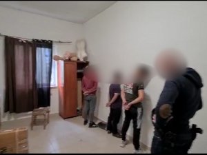 zatrzymani stoją pod ścianą