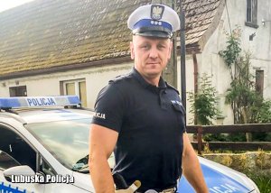 Policjant drogówki przy radiowozie