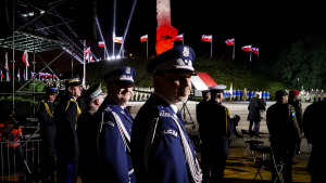 Zastępca Komendanta Głównego Policji i Komendant Wojewódzki Policji w Gdańsku podczas obchodów 82 rocznicy wybuchu II Wojny Światowej w tle pomnik&quot;&gt;