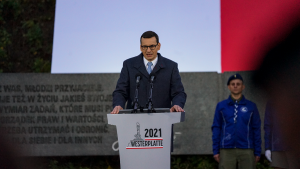 Prezes Rady Ministrów Pan Mateusz Morawiecki przemawia podczas  obchodów 82 rocznicy wybuchu II Wojny Światowej w tle pomnik