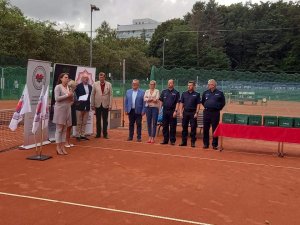 przedstawiciele Policji podczas otwarcia Charytatywnego Turnieju Tenisa Ziemnego Par Deblowych na rzecz Fundacji Pomocy Wdowom i Sierotom po Poległych Policjantach