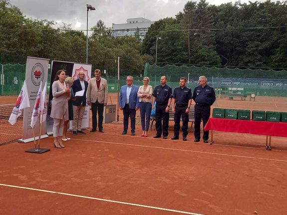 przedstawiciele Policji podczas otwarcia Charytatywnego Turnieju Tenisa Ziemnego Par Deblowych na rzecz Fundacji Pomocy Wdowom i Sierotom po Poległych Policjantach