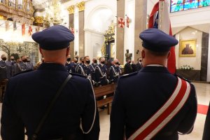 kompania reprezentacyjna polskiej policji stoi na baczność podczas mszy świetej z okazji 21. rocznicy otwarcia Polskiego Cmentarza Wojennnego w Miednoje