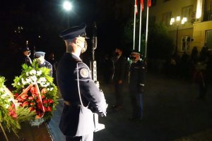 Wieniec pod obeliskiem składają Komendant Główny Policji i Szef Gabinetu Politycznego Ministra Spraw Wewnętrznych i Administracji.