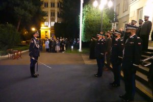 Dowódca uroczystości składa meldunek Komendantowi Głównemu Policji.