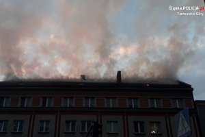 Na zdjęciu widać kamienicę. Z jej dachu wydobywa się gęsty dym.