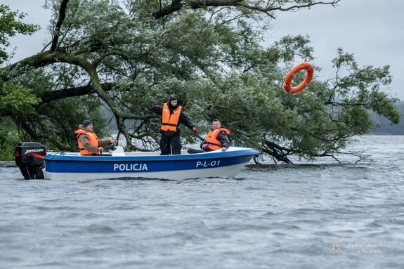 policjanci szkolą się na wodzie