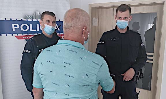 Uratowany wędkarz dziękuje policjantom.