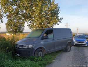 Zatrzymany przez policjantów bus, a nim policyjny radiowóz.