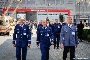 Komendant Główny Policji gen. insp. dr Jarosław Szymczyk oraz Komendant Wojewódzki Policji w Kielcach nadinsp. dr Jarosław Kaleta zwiedzają targi.