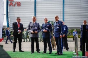 Komendant Główny Policji w otoczeniu innych przedstawicieli policji zwiedza stoiska zewnętrzne.