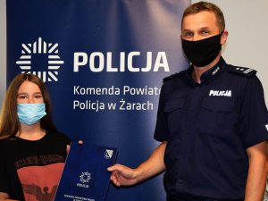 Dziewczynka z Komendantem Powiatowym Policji w Żarach.