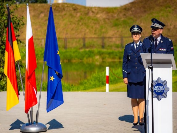 Zastępca Komendanta Głównego Policji przemawia podczas uroczystości zakończenia projektu &quot;MANTRAILING&quot; specjalistyczne szkolenie psów policyjnych