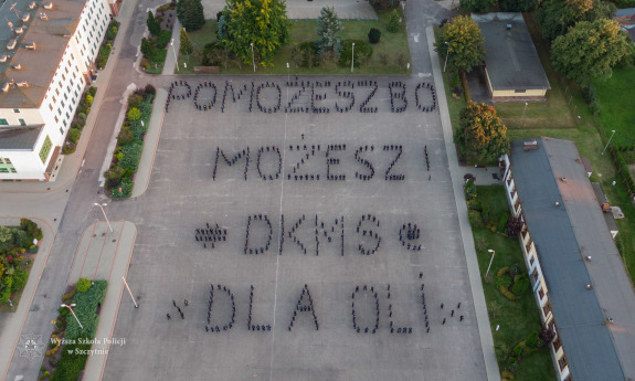 Policjanci na placu utworzyli napis - POMOŻESZ BO MOŻESZ! # DKMS @ DLA OLI