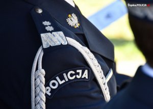 Zbliżenie na pagon Komendanta Głównego Policji.