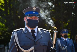 Policjant z pochodnią.